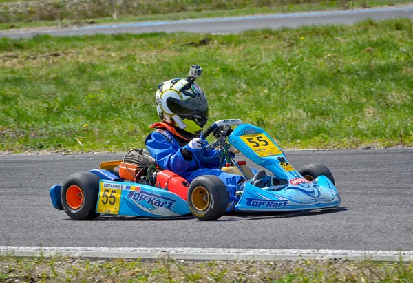 PREJMER, BRASOV, ROMANIA - 3 MAGGIO: Piloti sconosciuti in gara nel Campionato Nazionale Karting Dunlop 2015, il 3 maggio 2015 a Prejmer, Brasov, Romania — Foto Stock