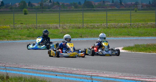 PreJMER, BRASOV, ROMANIA - MAY 3: Unknown pilots competing in National Karting Championship Dunlop 2015, on May 3, 2015 in Prejmer, Brasov, Romania — 图库照片