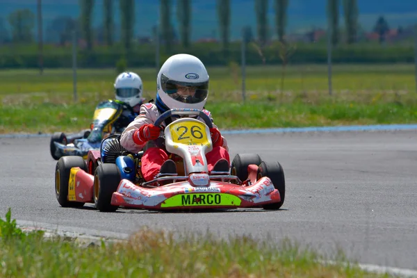 PREJMER, BRASOV, ROMANIA - 3 MAGGIO: Piloti sconosciuti in gara nel Campionato Nazionale Karting Dunlop 2015, il 3 maggio 2015 a Prejmer, Romania — Foto Stock