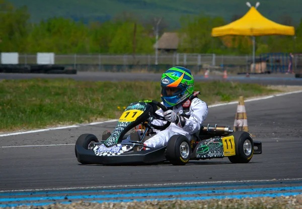 PREJMER, BRASOV, ROMANIA - 3 MAGGIO: Piloti sconosciuti in gara nel Campionato Nazionale Karting Dunlop 2015, il 3 maggio 2015 a Prejmer, Brasov, Romania — Foto Stock
