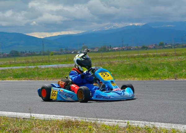 PREJMER, BRASOV, ROMANIA - 3 MAGGIO: Piloti sconosciuti in gara nel Campionato Nazionale Karting Dunlop 2015, il 3 maggio 2015 a Prejmer, Brasov, Romania — Foto Stock