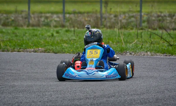 PREJMER, BRASOV, ROMANIA - 3 MAGGIO: Piloti sconosciuti in gara nel Campionato Nazionale Karting Dunlop 2015, il 3 maggio 2015 a Prejmer, Brasov, Romania — Foto Stock