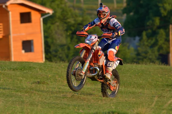 SIBIU, ROMANIA - 18 DE JULIO: Andreas Lettenbichler compitiendo en Red Bull ROMANIACS Hard Enduro Rally con una motocicleta KTM 300EXC Factory. El rally enduro más duro del mundo . — Foto de Stock