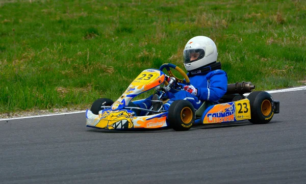 PREJMER, BRASOV, ROMANIA - 3 MAGGIO: Piloti sconosciuti in gara nel Campionato Nazionale Karting Dunlop 2015, il 3 maggio 2015 a Prejmer, Romania — Foto Stock