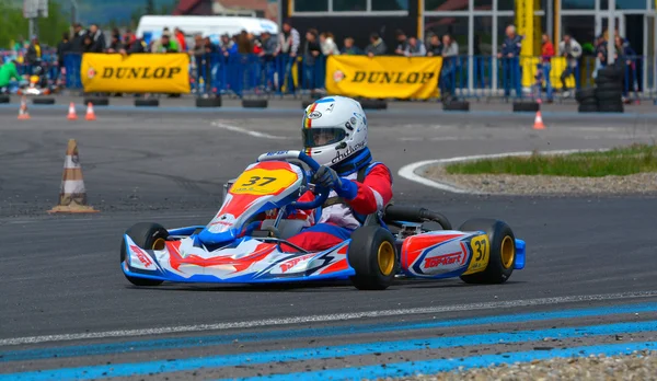 PREJMER, BRASOV, ROMANIA - 3 MAGGIO: Piloti sconosciuti in gara nel Campionato Nazionale Karting Dunlop 2015, il 3 maggio 2015 a Prejmer, Romania — Foto Stock