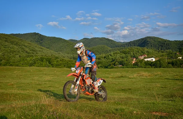 SIBIU, ROMÉNIA - JULHO 16: Desconhecido competindo no Red Bull ROMANIACS Hard Enduro Rally com uma motocicleta KTM 300. A manifestação de enduro mais difícil do mundo . — Fotografia de Stock