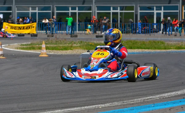 PREJMER, BRASOV, ROMANIA - 3 MAGGIO: Piloti sconosciuti in gara nel Campionato Nazionale Karting Dunlop 2015, il 3 maggio 2015 a Prejmer, Romania — Foto Stock