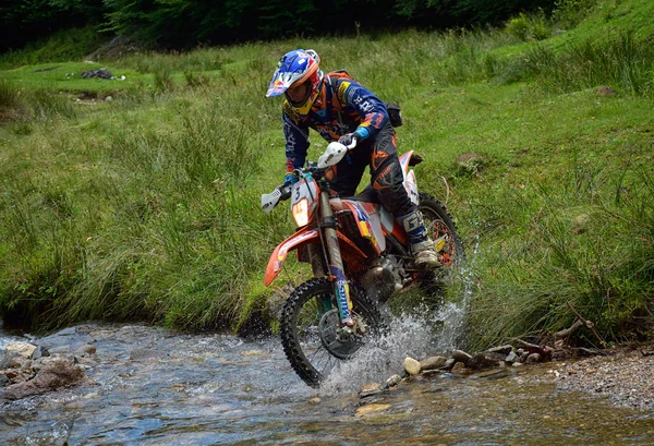 Sibiu, Románia - július 16-én: Ismeretlen a Red Bull Romaniacs kemény Enduro Rally versenyző egy Ktm 300 motorkerékpár. A világ legnehezebb enduro rally. — Stock Fotó