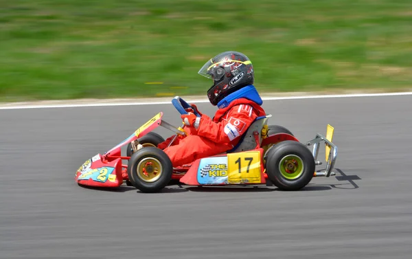 PREJMER, BRASOV, ROMANIEN - MAJ 3: Okända piloter tävlar i National Karting Championship Dunlop 2015, den 3 maj 2015 i Prejmer, Brasov, Rumänien — Stockfoto