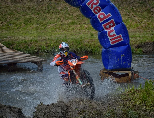 Sibiu, Romanya - 16 Temmuz: Bilinmeyen Red Bull Romaniacs zor Enduro Rallisi içinde Ktm 300 Motosiklet ile rekabet. Dünyanın en zor enduro Rallisi. — Stok fotoğraf