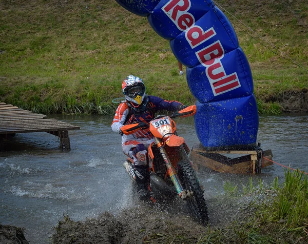 Sibiu, Rumunia - 16 lipca: Nieznany konkurencyjnych w Red Bull Romaniacs Hard Enduro rajdu na motocyklu Ktm 300. Najtrudniejszy Rajd enduro na świecie. — Zdjęcie stockowe