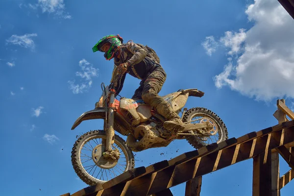 SIBIU, ROMANIA - JULY 18: A copetitor in Red Bull ROMANIACS Hard Enduro Rally with a KTM motorcycle. The hardest enduro rally in the world. July 18, 2015 in Sibiu, Romania. — Stock Photo, Image