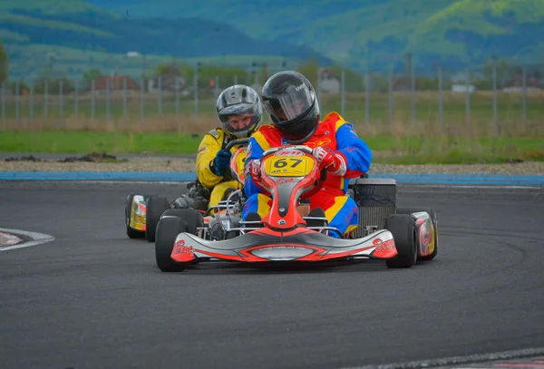 PREJMER, BRASOV, ROMÁNIA - Május 3: Ismeretlen pilóták versenyeznek a Nemzeti Karting Bajnokságon Dunlop 2015, május 3, 2015 a Prejmer, Brassó, Románia — Stock Fotó