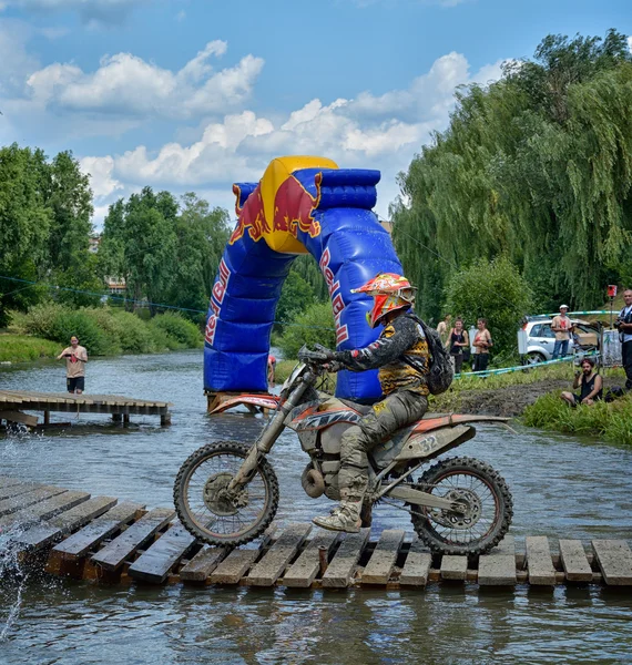 Sibiu, Roemenië - 18 juli: Onbekend concurreren in de Red Bull Romaniacs harde Enduro Rally met een Ktm 300 motorfiets. De moeilijkste enduro rally ter wereld. — Stockfoto