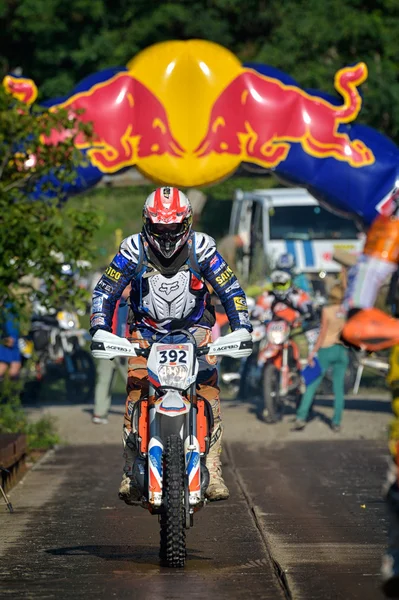 SIBIU, ROMÉNIA - JULHO 18: Um copetitor em Red Bull ROMANIACS Hard Enduro Rally com uma motocicleta KTM. A manifestação de enduro mais dura do mundo. 18 de julho de 2015 em Sibiu, Romênia . — Fotografia de Stock