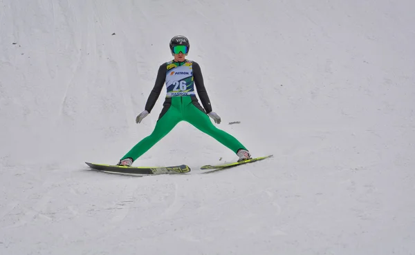 Rasnov, Ρουμανία - 7 Φεβρουαρίου: Άγνωστος άλτης σκι αγωνίζεται στο FIS Ski Jumping World Cup Ladies στις 7 Φεβρουαρίου 2015 στο Rasnov, Ρουμανία — Φωτογραφία Αρχείου