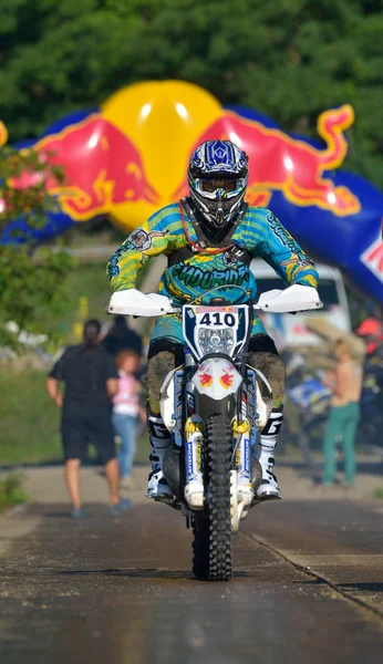 SIBIU, ROMANIA - 18 DE JULIO: Stefan Graw compitiendo en el Red Bull ROMANIACS Hard Enduro Rally con una motocicleta Endurides. El rally enduro más difícil del mundo. 18 de julio de 2015 en Sibiu, Rumania . —  Fotos de Stock