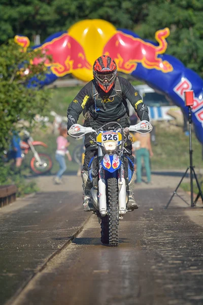 СИБИУ, Румыния - 16 июля: Неизвестный соревнуется в Red Bull ROMANIACS Hard Enduro Rally с мотоциклом KTM 300. Самый трудный митинг эндуро в мире . — стоковое фото