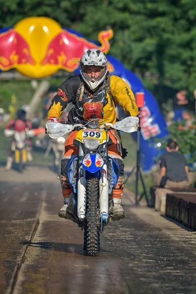 SIBIU, ROMANIA - 18 de julio: Desconocido compitiendo en el Red Bull ROMANIACS Hard Enduro Rally con una motocicleta KTM 300. El rally enduro más duro del mundo . —  Fotos de Stock