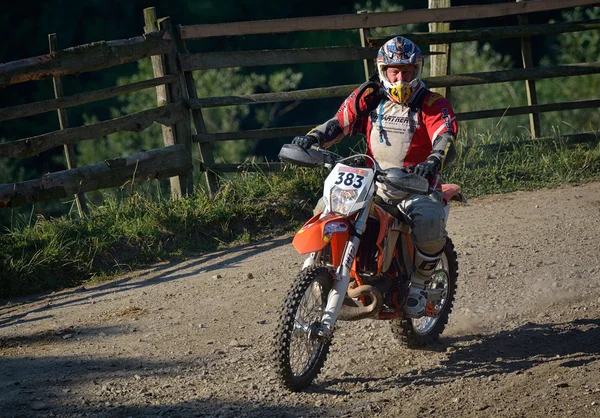 Sibiu, Romanya - 18 Temmuz: Bilinmeyen Red Bull Romaniacs zor Enduro Rallisi içinde Ktm 300 Motosiklet ile rekabet. Dünyanın en zor enduro Rallisi. — Stok fotoğraf