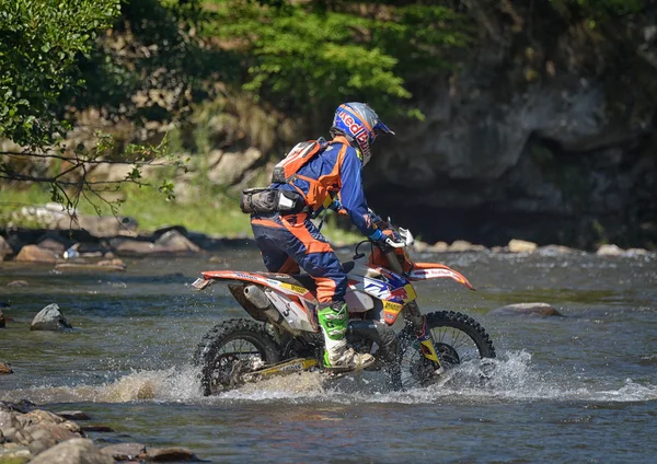 Sibiu, Rumunsko - 18. července: Neznámý konkurují v Red Bull Romaniacs Hard Enduro Rally motocykl Ktm 300. Nejtěžší rallye enduro na světě. — Stock fotografie