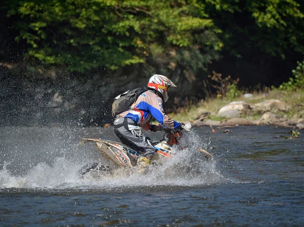 시비우, 루마니아-7 월 18 일: 알 수 없는 Ktm 300 오토바이와 레드 불 Romaniacs 하드 Enduro 집회에서 경쟁. 세계에서 가장 어려운 enduro 집회. — 스톡 사진