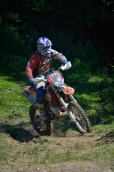 Sibiu, Románia - július 18: Ismeretlen a Red Bull Romaniacs kemény Enduro Rally versenyző egy Ktm 300 motorkerékpár. A világ legnehezebb enduro rally. — Stock Fotó