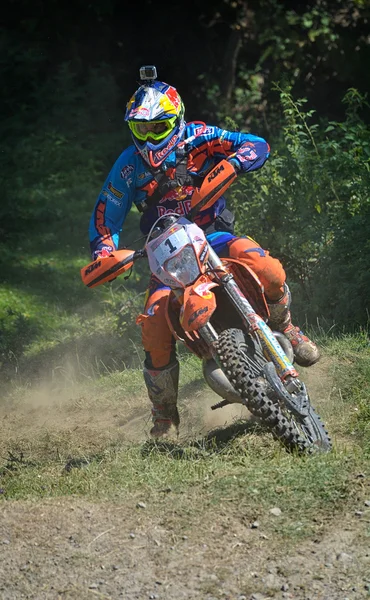 SIBIU, ROMANIA - 18 de julio: Desconocido compitiendo en el Red Bull ROMANIACS Hard Enduro Rally con una motocicleta KTM 300. El rally enduro más duro del mundo . — Foto de Stock