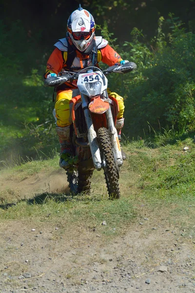 Sibiu, Románia - július 18: Ismeretlen a Red Bull Romaniacs kemény Enduro Rally versenyző egy Ktm 300 motorkerékpár. A világ legnehezebb enduro rally. — Stock Fotó