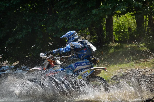 Sibiu, Romanya - 18 Temmuz: Bilinmeyen Red Bull Romaniacs zor Enduro Rallisi içinde Ktm 300 Motosiklet ile rekabet. Dünyanın en zor enduro Rallisi. — Stok fotoğraf