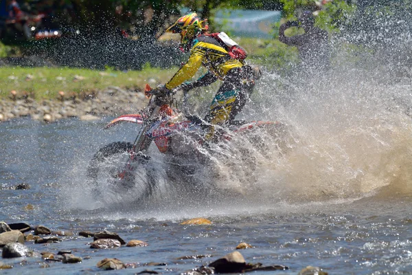 Sibiu, Rumunsko - 18. července: Neznámý konkurují v Red Bull Romaniacs Hard Enduro Rally motocykl Ktm 300. Nejtěžší rallye enduro na světě. — Stock fotografie