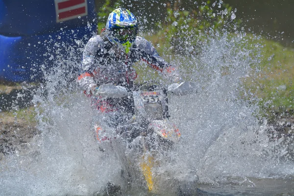 SIBIU, ROUMANIE - 18 JUILLET : Inconnu au Red Bull ROMANIACS Hard Enduro Rally avec une moto KTM 300. Le rallye d'enduro le plus dur du monde . — Photo