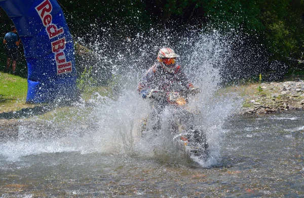 Sibiu, Rumunia - 18 lipca: Nieznany konkurencyjnych w Red Bull Romaniacs Hard Enduro rajdu na motocyklu Ktm 300. Najtrudniejszy Rajd enduro na świecie. — Zdjęcie stockowe