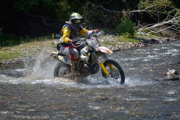 SIBIU, ROUMANIE - 18 JUILLET : Inconnu au Red Bull ROMANIACS Hard Enduro Rally avec une moto KTM 300. Le rallye d'enduro le plus dur du monde . — Photo