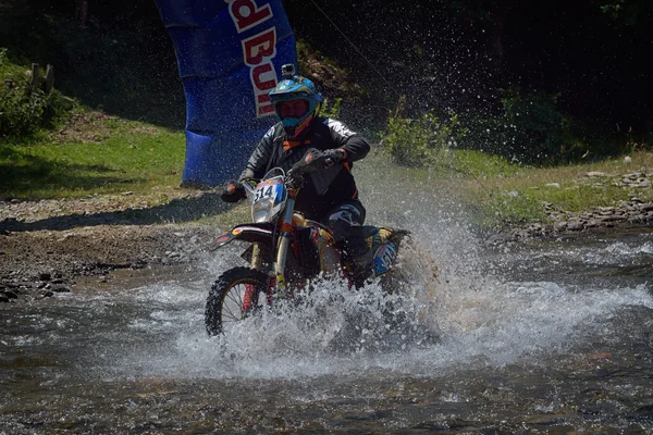 SIBIU, ROMÉNIA - JULHO 18: Desconhecido competindo no Red Bull ROMANIACS Hard Enduro Rally com uma motocicleta KTM 300. A manifestação de enduro mais difícil do mundo . — Fotografia de Stock