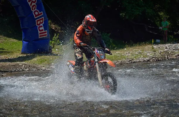 Sibiu, Rumunsko - 18. července: Neznámý konkurují v Red Bull Romaniacs Hard Enduro Rally motocykl Ktm 300. Nejtěžší rallye enduro na světě. — Stock fotografie