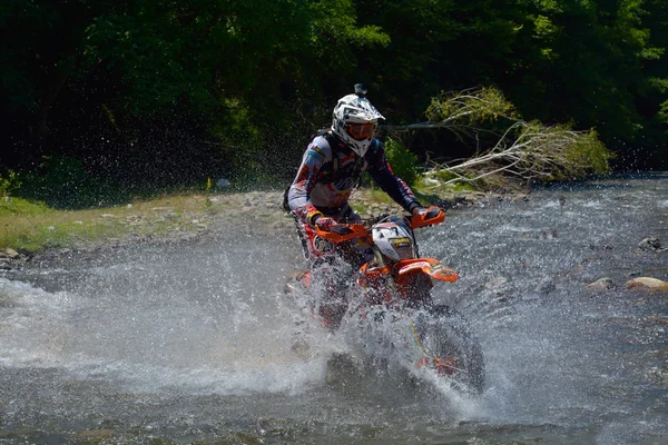 Sibiu, Roemenië - 18 juli: Onbekend concurreren in de Red Bull Romaniacs harde Enduro Rally met een Ktm 300 motorfiets. De moeilijkste enduro rally ter wereld. — Stockfoto