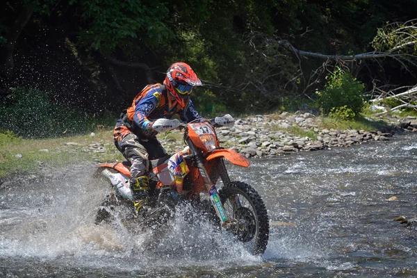 SIBIU, ROMÉNIA - JULHO 18: Desconhecido competindo no Red Bull ROMANIACS Hard Enduro Rally com uma motocicleta KTM 300. A manifestação de enduro mais difícil do mundo . — Fotografia de Stock