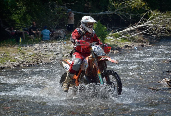 Sibiu, Rumunsko - 18. července: Neznámý konkurují v Red Bull Romaniacs Hard Enduro Rally motocykl Ktm 300. Nejtěžší rallye enduro na světě. — Stock fotografie