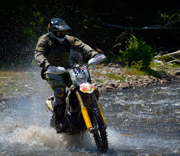 Sibiu, rumänien - 18. juli: unbekannt, der mit einem ktm 300 motorrad in red bull romaniacs hard enduro rallye teilnimmt. die härteste Enduro-Rallye der Welt. — Stockfoto