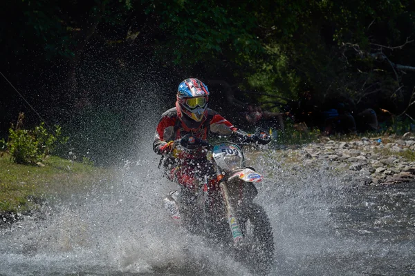 SIBIU, ROMÉNIA - JULHO 18: Desconhecido competindo no Red Bull ROMANIACS Hard Enduro Rally com uma motocicleta KTM 300. A manifestação de enduro mais difícil do mundo . — Fotografia de Stock