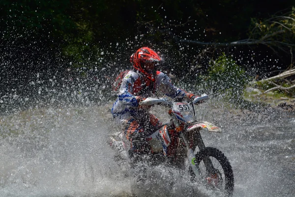 SIBIU, ROMÉNIA - JULHO 18: Desconhecido competindo no Red Bull ROMANIACS Hard Enduro Rally com uma motocicleta KTM 300. A manifestação de enduro mais difícil do mundo . — Fotografia de Stock