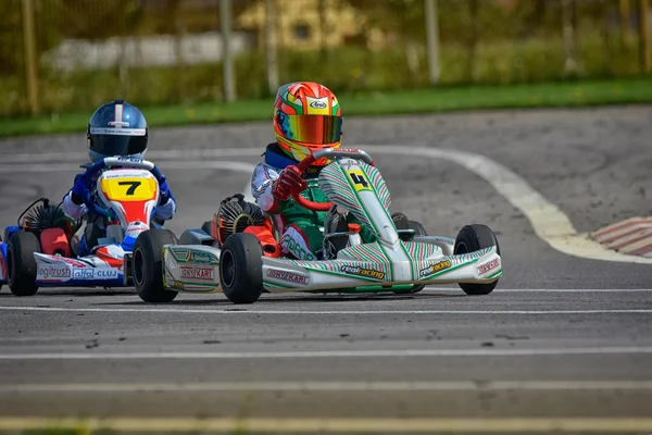 PREJMER, BRASOV, ROUMANIE - 3 MAI : Pilotes inconnus participant au Championnat national de karting Dunlop 2015, le 3 mai 2015 à Prejmer, Roumanie — Photo