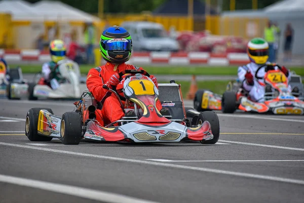 PREJMER, BRASOV, ROMÉNIA - MAIO 3: Pilotos desconhecidos competindo no Campeonato Nacional de Karting Dunlop 2015, em 3 de maio de 2015 em Prejmer, Romênia — Fotografia de Stock