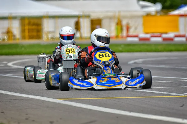 PREJMER, BRASOV, ROMANIA - 3 DE MAYO: Pilotos desconocidos compitiendo en el Campeonato Nacional de Karting Dunlop 2015, el 3 de mayo de 2015 en Prejmer, Rumania — Foto de Stock