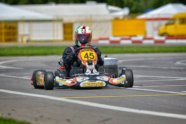 PREJMER, BRASOV, ROMANIA - MAY 3: Unknown pilots competing in National Karting Championship Dunlop 2015, on May 3, 2015 in Prejmer, Romania — Stock Photo, Image