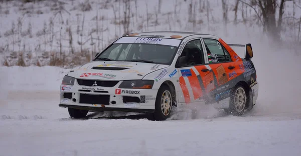 Covasna, rumänien - 16. januar: unbekannte piloten, die an der winterrallye covasna 2016 am 16. januar in covasna, rumänien teilnehmen — Stockfoto