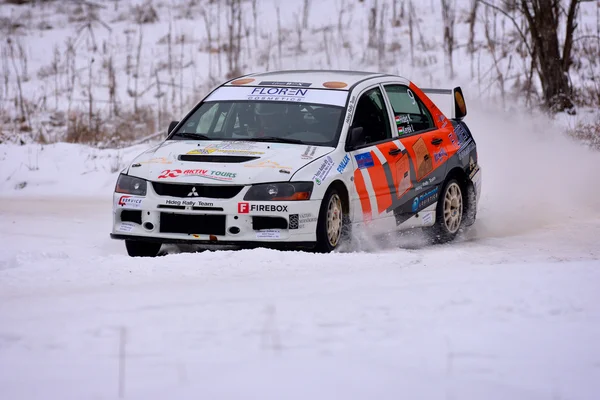 Covasna, rumänien - 16. januar: unbekannte piloten, die an der winterrallye covasna 2016 am 16. januar in covasna, rumänien teilnehmen — Stockfoto