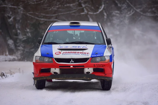 Covasna, rumänien - 16. januar: unbekannte piloten, die an der winterrallye covasna 2016 am 16. januar in covasna, rumänien teilnehmen — Stockfoto