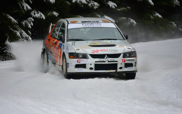 Covasna, rumänien - 16. januar: unbekannte piloten, die an der winterrallye covasna 2016 am 16. januar in covasna, rumänien teilnehmen — Stockfoto